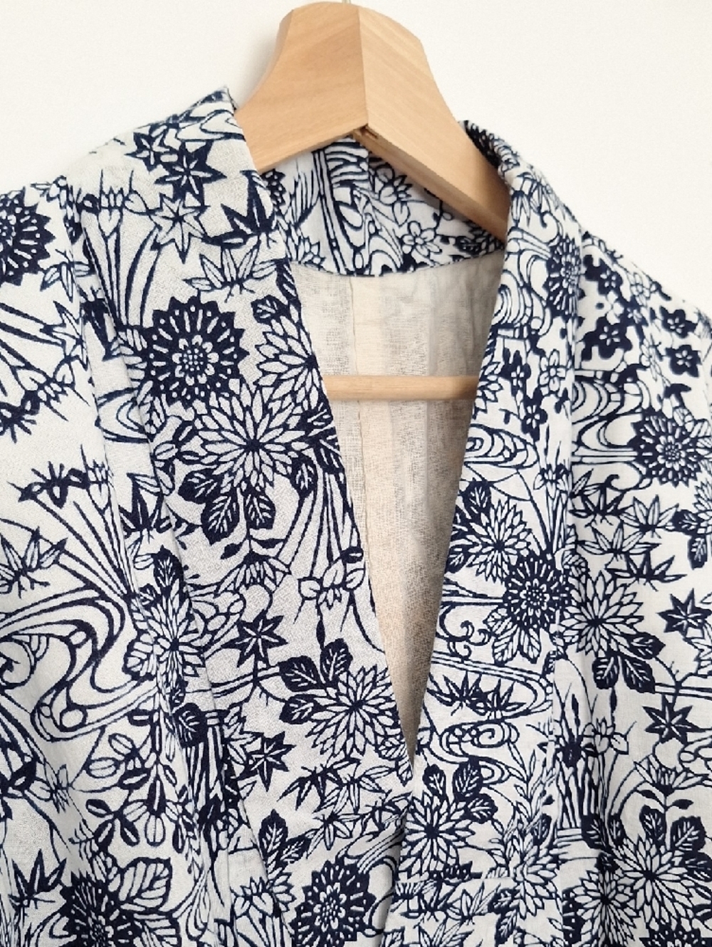 Floral Kimono Robe in Navy and White - Picture 3 of 4